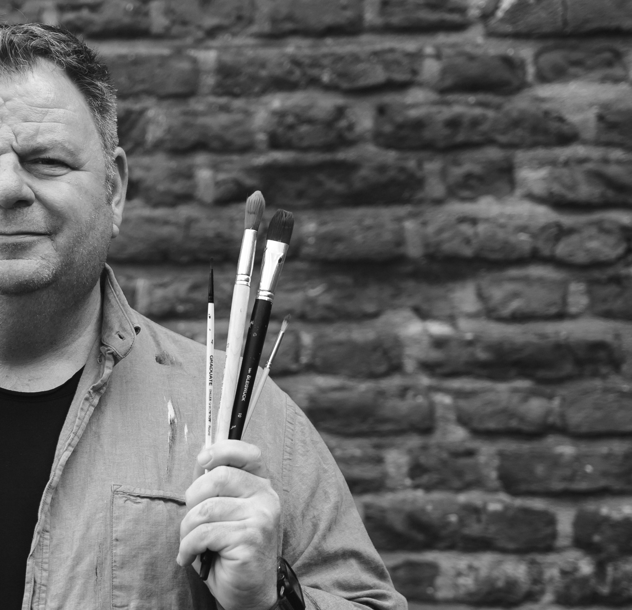 Olli Hermsmeier mit Pinseln in der Hand